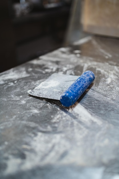 Nahaufnahme von Brotteigstahlschaber und -schneider, die in einer Bäckerei verwendet werden