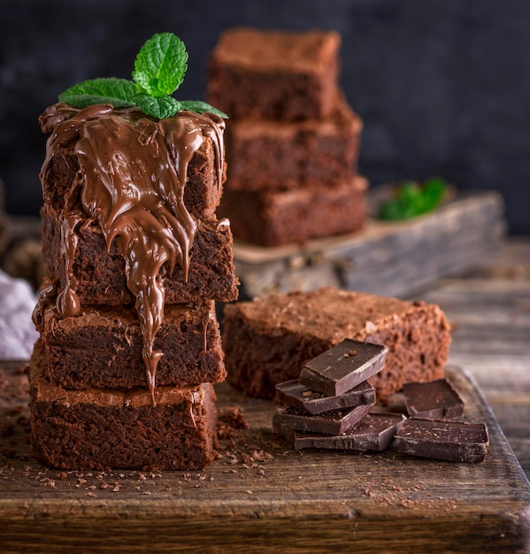 Nahaufnahme von Brownies auf dem Tisch