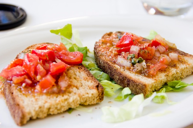 Nahaufnahme von Bruschetta auf einem Teller auf dem Tisch