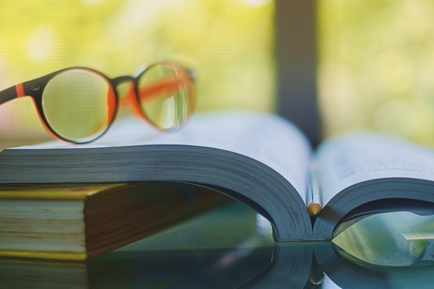 Foto nahaufnahme von büchern auf dem tisch