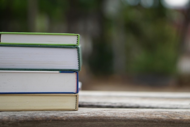 Nahaufnahme von Büchern auf dem Tisch