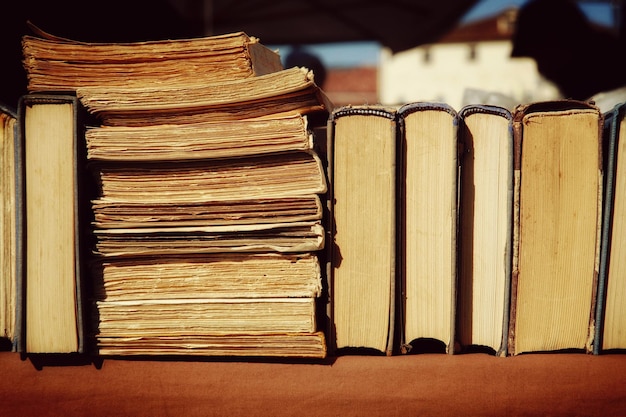 Nahaufnahme von Büchern, die auf einem Stall auf dem Flohmarkt ausgestellt sind