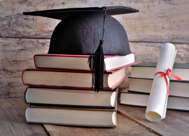 Foto nahaufnahme von büchern und mörtelplatten mit zertifikat auf dem tisch