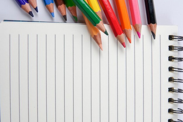 Foto nahaufnahme von bunten bleistiften mit notizbüchern auf dem tisch