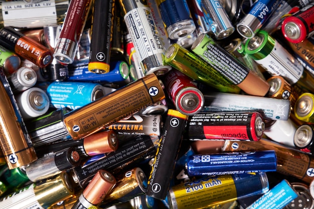 Foto nahaufnahme von bunten gebrauchten batterien. recycling-konzept. umweltproblem.