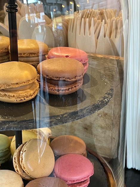 Nahaufnahme von bunten leckeren Macarons, die im Café ausgestellt sind