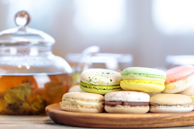 Nahaufnahme von bunten Macaron (Makronen) auf dem Tisch mit heißem Tee