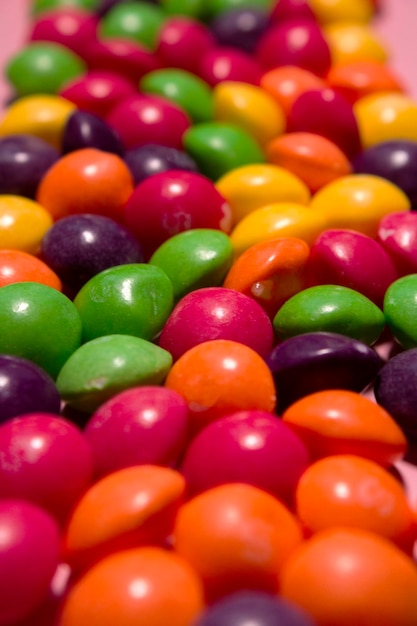 Nahaufnahme von bunten Skittles-Bonbons