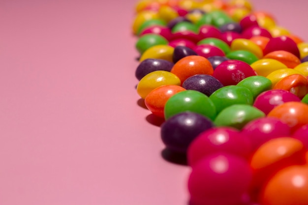 Nahaufnahme von bunten Skittles-Bonbons