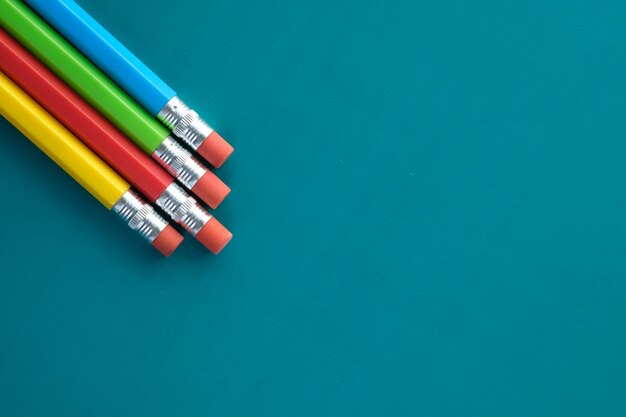 Nahaufnahme von bunten Stiften auf Farbe