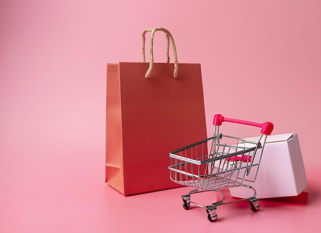 Nahaufnahme von bunten Taschenkästen in einem Trolley mit Hintergrund