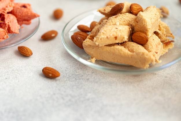 Nahaufnahme von bunten türkischen Halva-Bonbons auf grauer Oberfläche