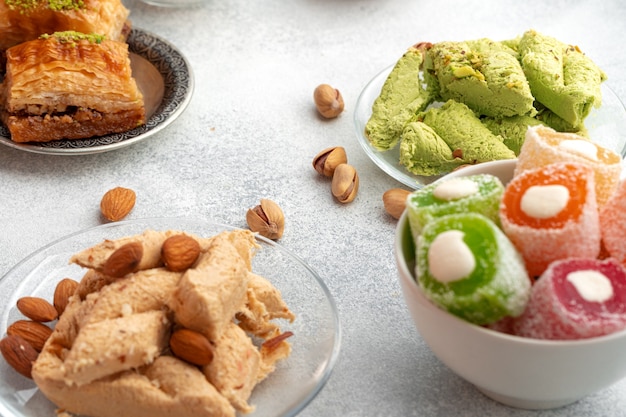 Nahaufnahme von bunten türkischen Halva-Bonbons auf grauer Oberfläche