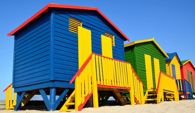 Nahaufnahme von bunten Umkleidekabinen in Muizenberg