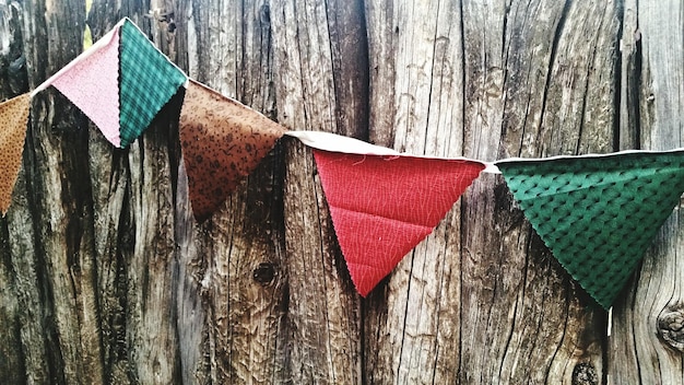 Foto nahaufnahme von bunting auf holz