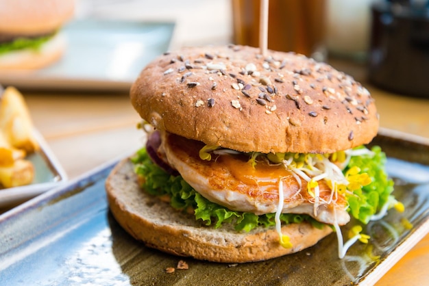 Nahaufnahme von Burger im Tablett auf dem Tisch