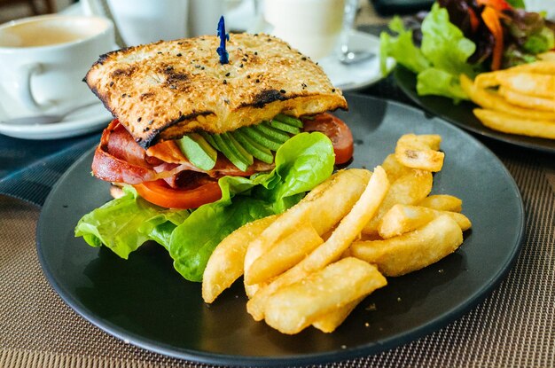 Foto nahaufnahme von burger und fleisch auf dem teller