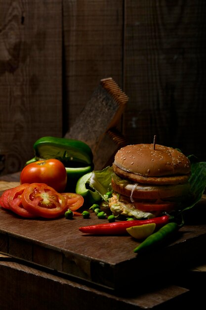 Foto nahaufnahme von burger und gemüse auf dem tisch