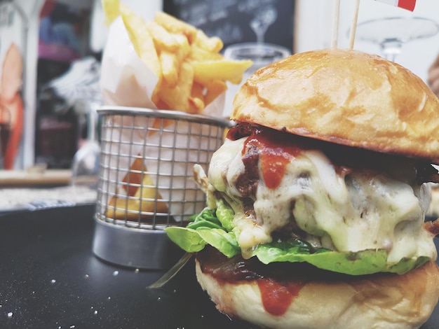 Foto nahaufnahme von burger und pommes frites