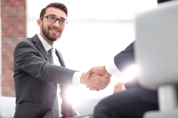 Nahaufnahme von Business-Handshake im Büro