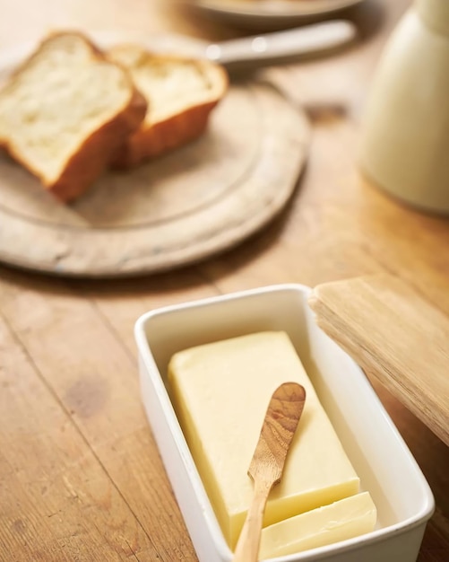 Nahaufnahme von Butter im Kanister auf dem Küchentisch