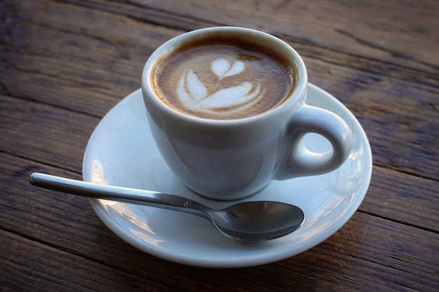 Nahaufnahme von Cappuccino auf dem Tisch