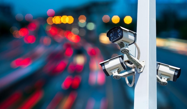Nahaufnahme von CCTV-Kameras auf der Stange