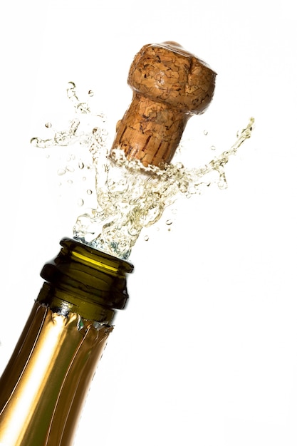 Nahaufnahme von Champagnerkorken, die knallen