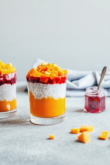 Nahaufnahme von Chia Pudding mit Kürbisjoghurtgemüse und -früchten