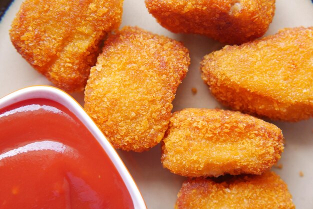 Nahaufnahme von Chicken Nugget und Sauce auf dem Tisch