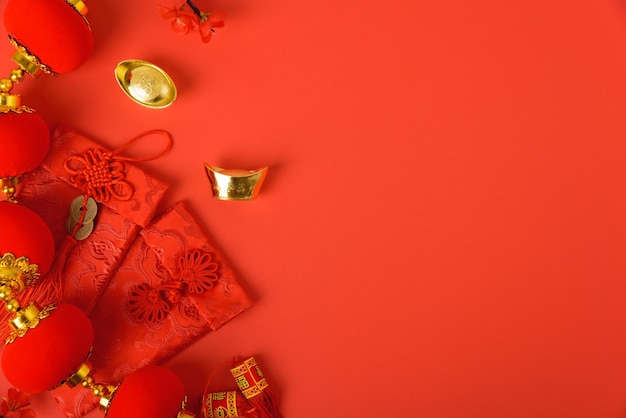 Nahaufnahme von chinesischen Neujahrsornamenten vor rotem Hintergrund