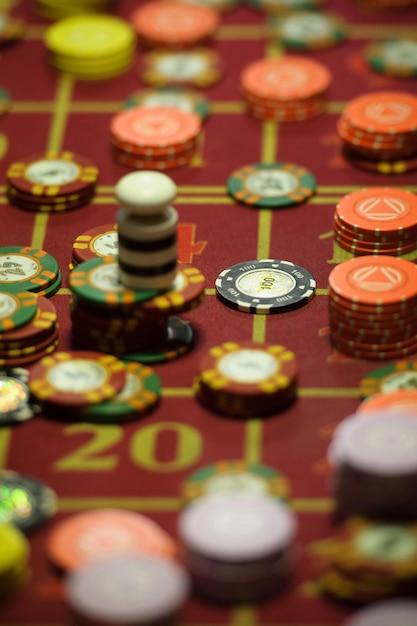 Nahaufnahme von Chips auf dem Spieltisch in einem Roulette-Casino