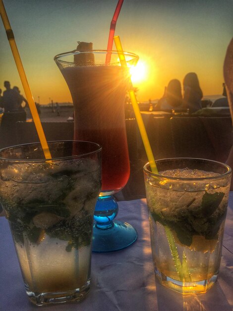 Foto nahaufnahme von cocktails auf dem tisch gegen die sonne