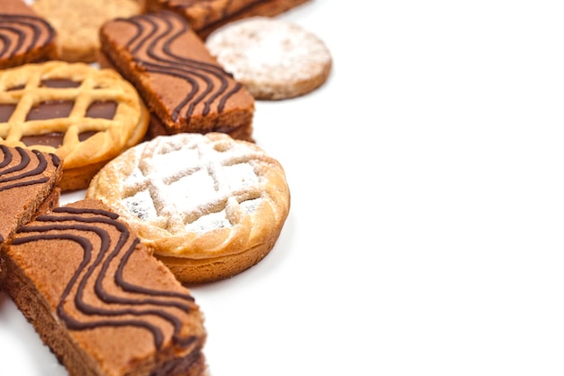 Nahaufnahme von Cookies vor weißem Hintergrund