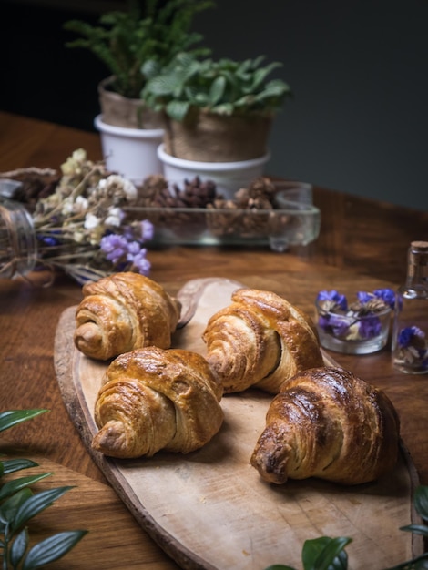 Nahaufnahme von Croissants auf dem Schneidbrett.