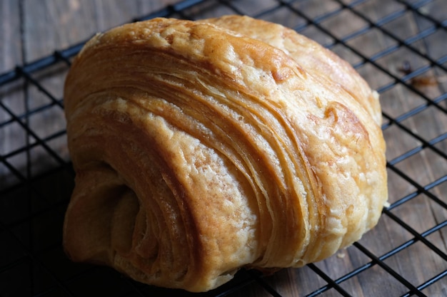 Nahaufnahme von Croissants auf einem Kühlregal. Halbmondförmiges Gebäck. gefüllt mit Käse, Schokolade, Schinken