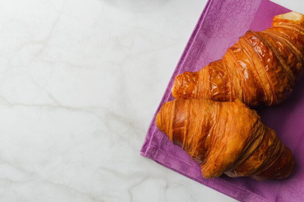 Nahaufnahme von Croissants isoliert über Marmorhintergrund.