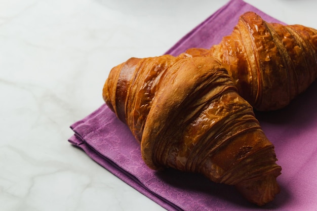 Nahaufnahme von Croissants isoliert über Marmorhintergrund.