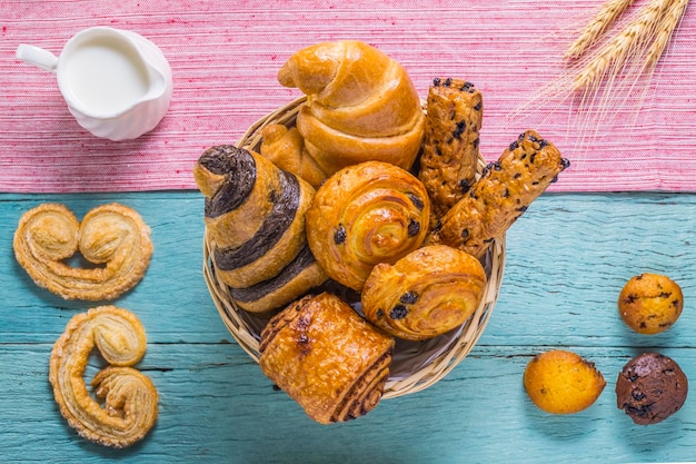 Nahaufnahme von Croissants mit Krug auf dem Tisch