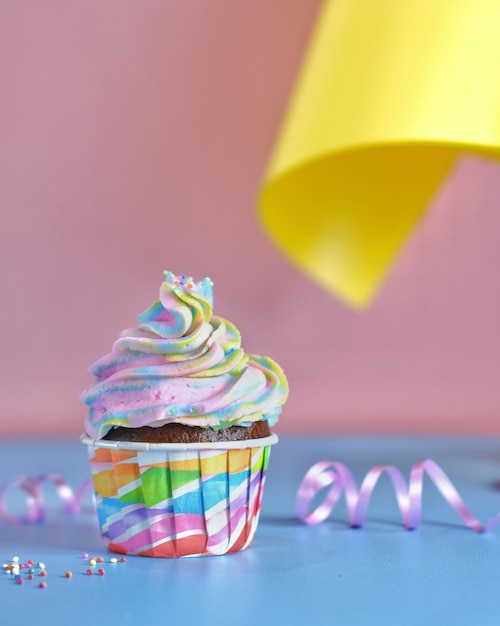 Foto nahaufnahme von cupcake auf rosa hintergrund