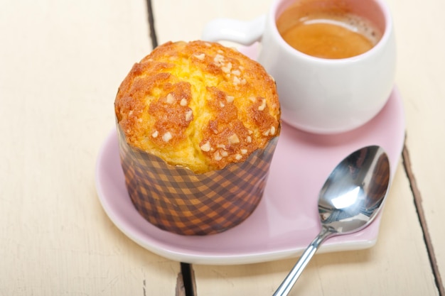 Nahaufnahme von Cupcake mit auf dem Tisch serviertem Kaffee