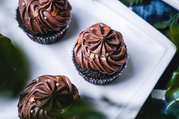 Nahaufnahme von Cupcakes auf einem Teller