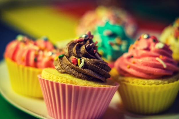 Nahaufnahme von Cupcakes auf einem Teller