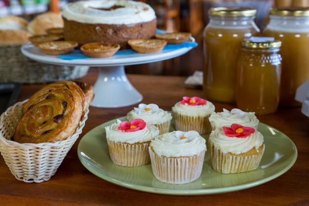 Nahaufnahme von Cupcakes, Spiralgebäck auf Display-Theke