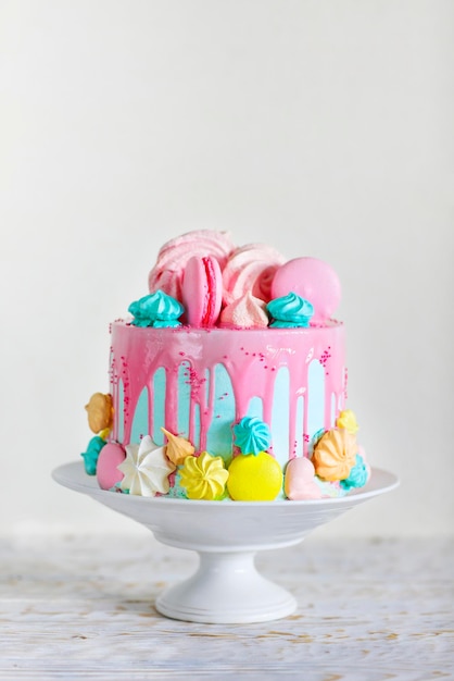 Nahaufnahme von Cupcakes vor weißem Hintergrund