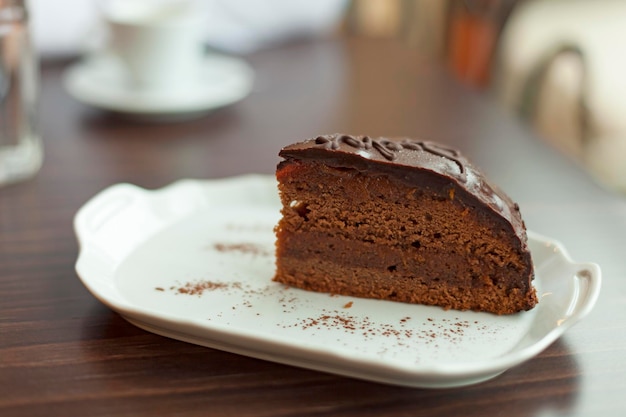 Nahaufnahme von Dessert auf einem Teller auf dem Tisch