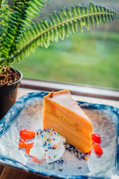 Foto nahaufnahme von dessert auf einem teller auf dem tisch