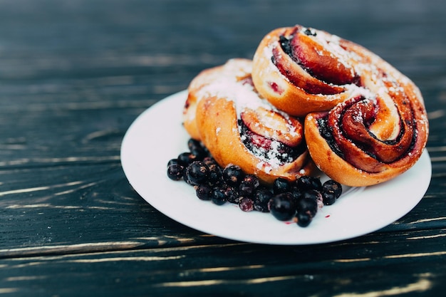 Nahaufnahme von Dessert auf einem Teller auf dem Tisch