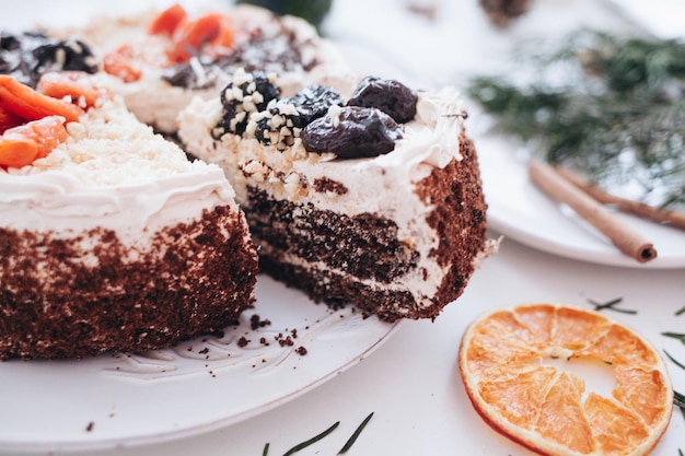 Nahaufnahme von Dessert auf einem Teller auf dem Tisch