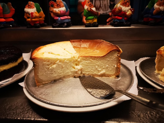 Foto nahaufnahme von dessert auf einem teller auf dem tisch